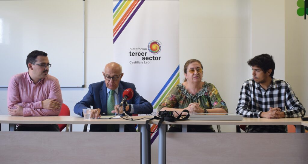 Jonathan Sánchez, de EAPN CASTILLA Y LEON, Juan Pérez, de CERMI CyL Araceli de las Heras, de ONCE CyL y Hugo Díez de POI CyL